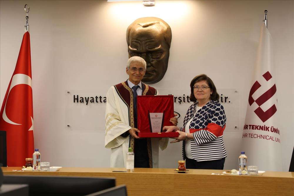 ESTÜ'de Görev Değişimi